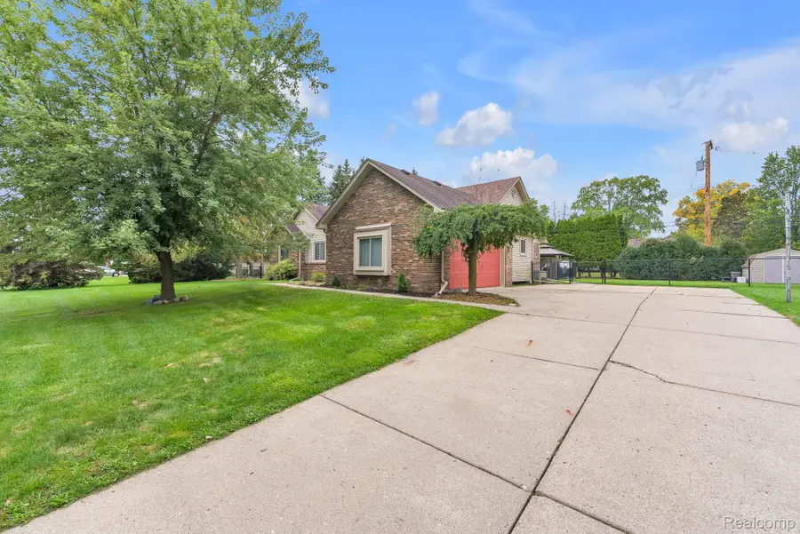 19157 Hillcrest ST, Livonia, MI 48152 - #3