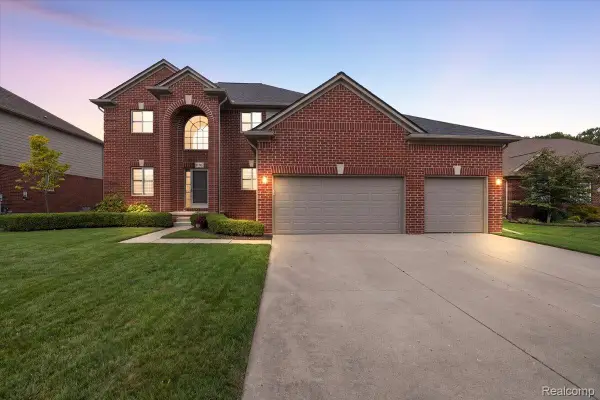 51783 Mauro LN, Macomb, MI 48042