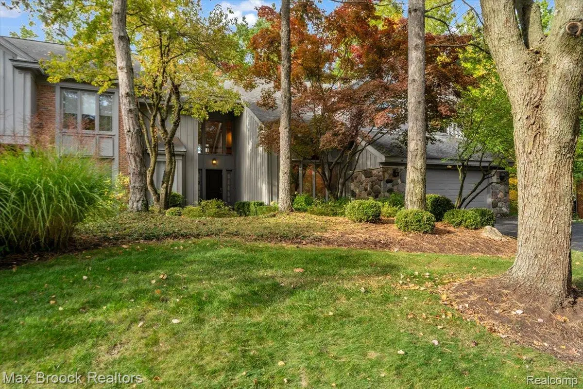 4929 Fairway Ridge CIR, West Bloomfield, MI 48323 - #1