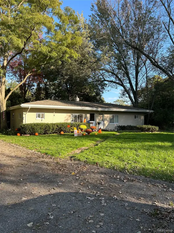 610 Cranbourne ST, CommerceTwp, MI 48382