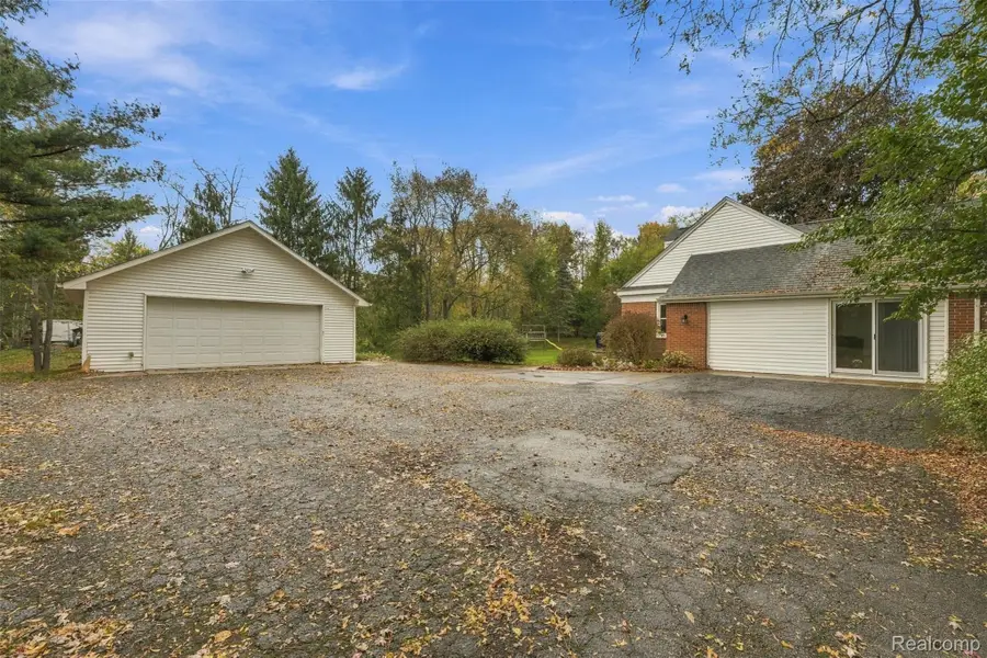 11971 9 Mile RD, South Lyon, MI 48178 - #2