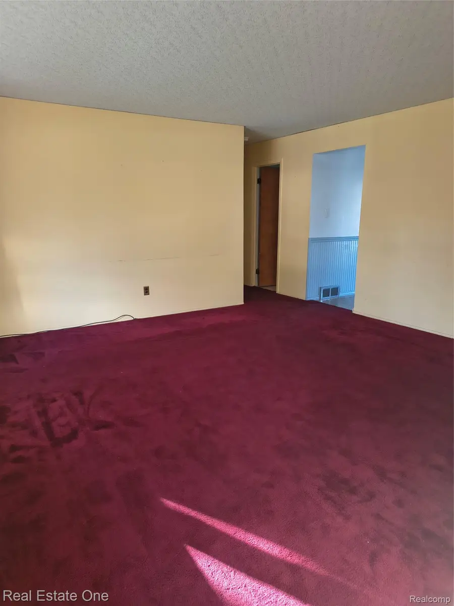 33242 Barrington ST, Westland, MI 48186 - #2