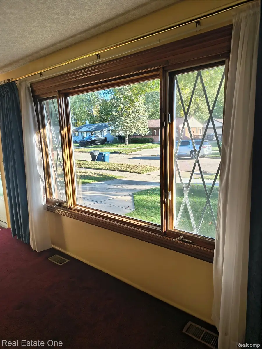 33242 Barrington ST, Westland, MI 48186 - #3