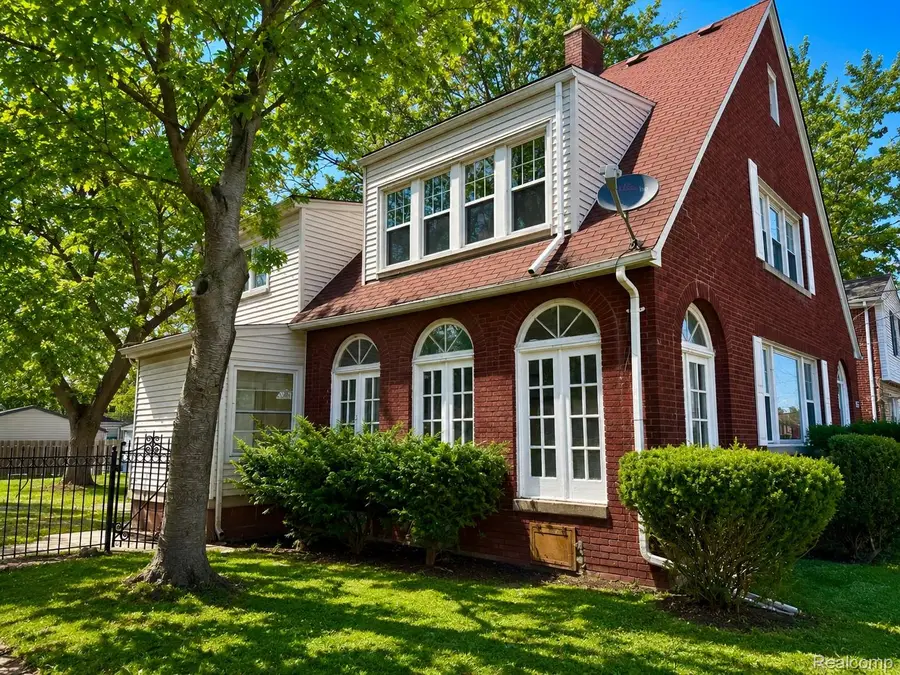 9282 W Outer DR, Detroit, MI 48219 - #2