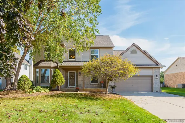 25862 Carriage LN, SouthLyon, MI 48178