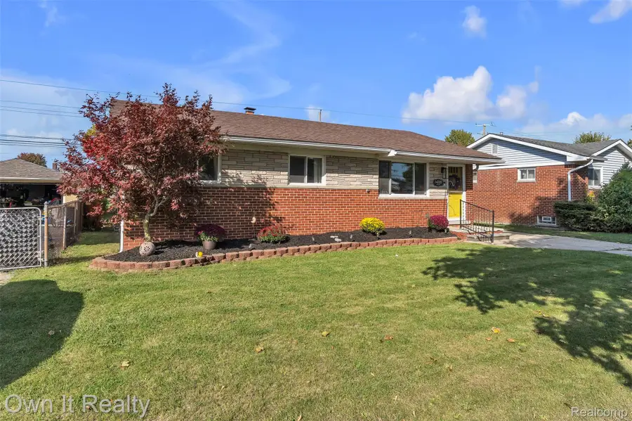 14220 Navarre ST, Gibraltar, MI 48173 - #2