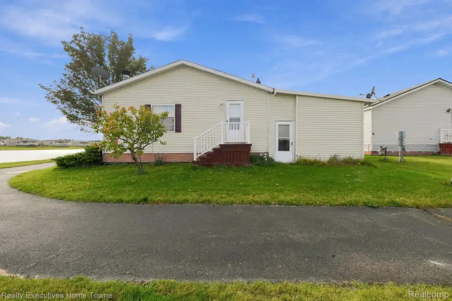 57524 Verellen Ct, Lenox, MI 48048 - #2