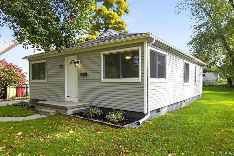 29715 Walnut ST, Flat Rock, MI 48134 - #3