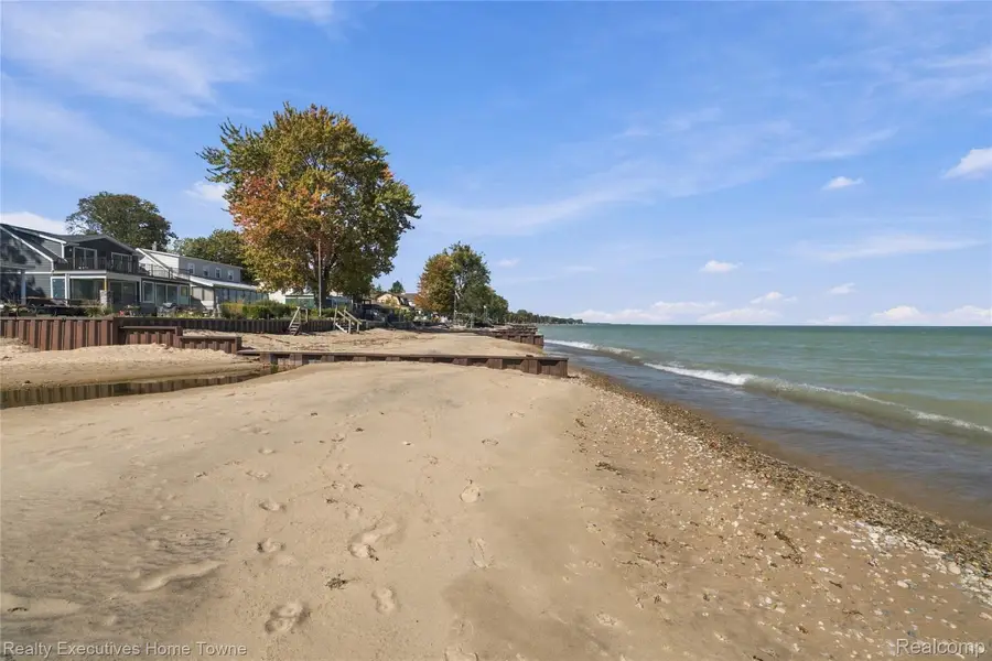 5261 S Locustwood AVE, Fort Gratiot, MI 48059 - #2