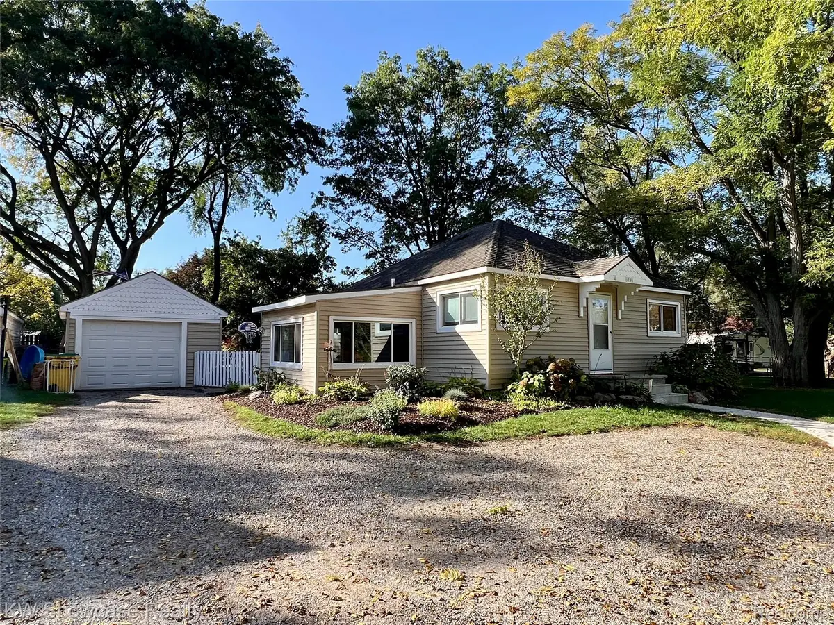6735 Cooley Lake RD, West Bloomfield, MI 48324 - #1