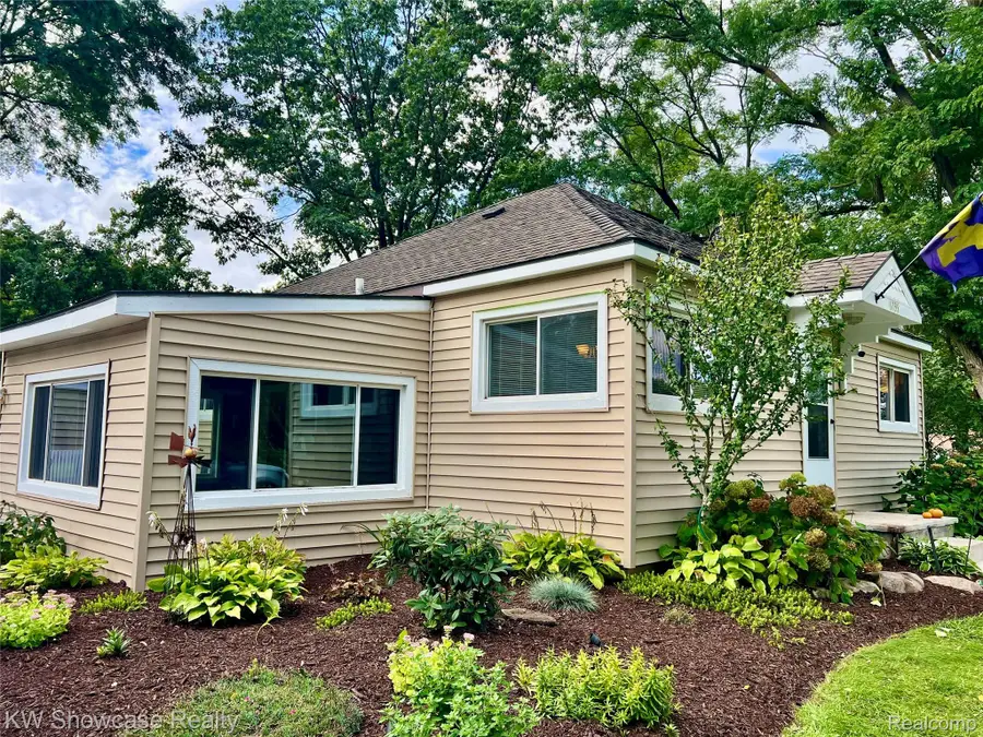 6735 Cooley Lake RD, West Bloomfield, MI 48324 - #3
