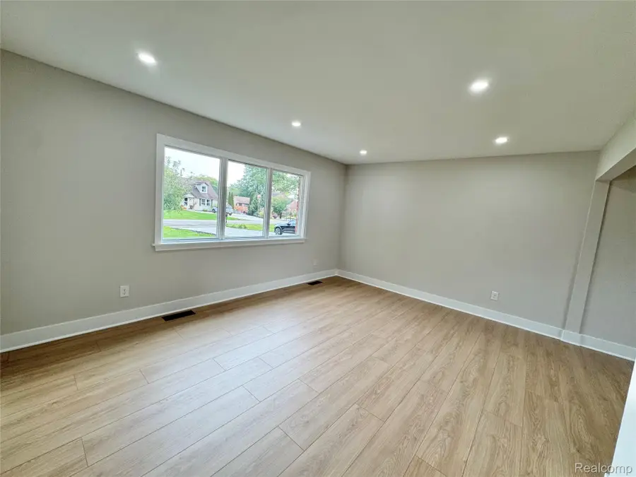 27830 Riviera ST, Harrison Township, MI 48045 - #3