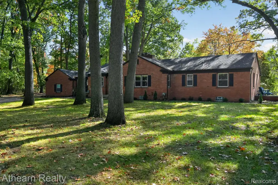 22340 Maplewood DR, Southfield, MI 48033 - #2