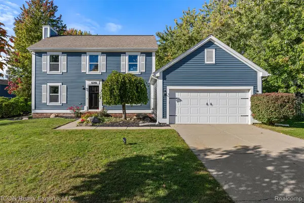 61346 Dean DR, SouthLyon, MI 48178