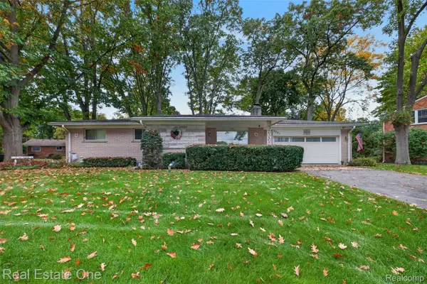 2731 N Lake DR, Waterford, MI 48329
