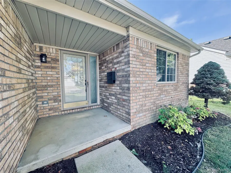 17230 Mayfield DR, Macomb, MI 48042 - #2
