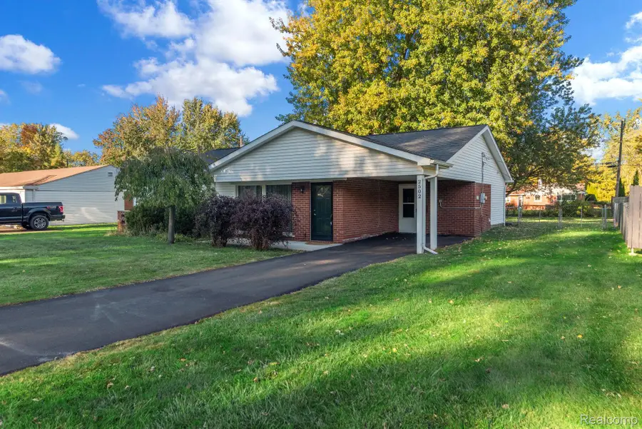 2502 Ivanhoe DR, West Bloomfield, MI 48324 - #2