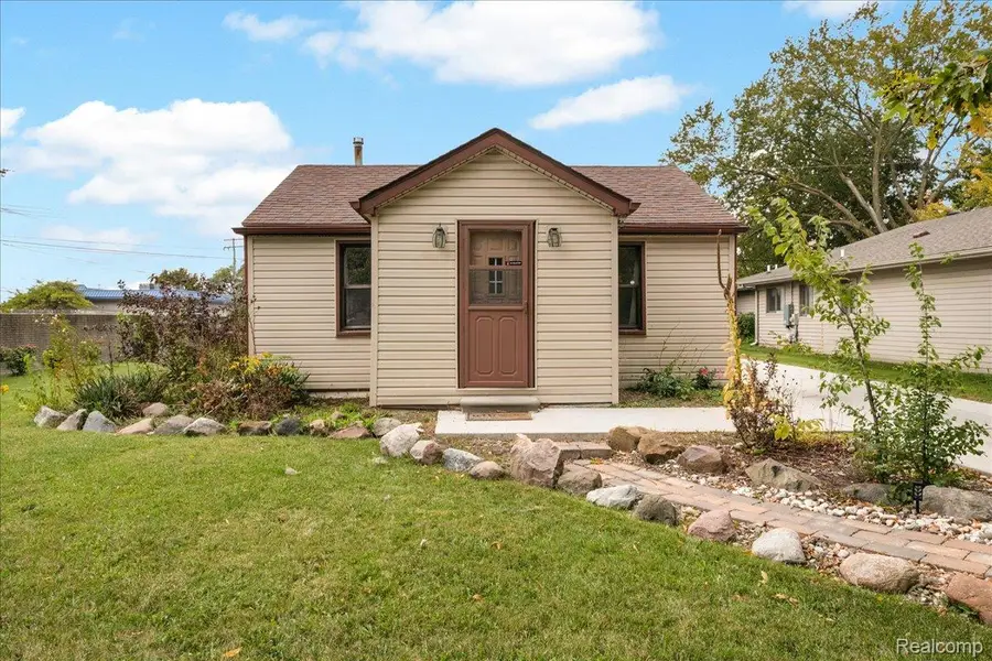 22958 Monterey DR, Woodhaven, MI 48183 - #2