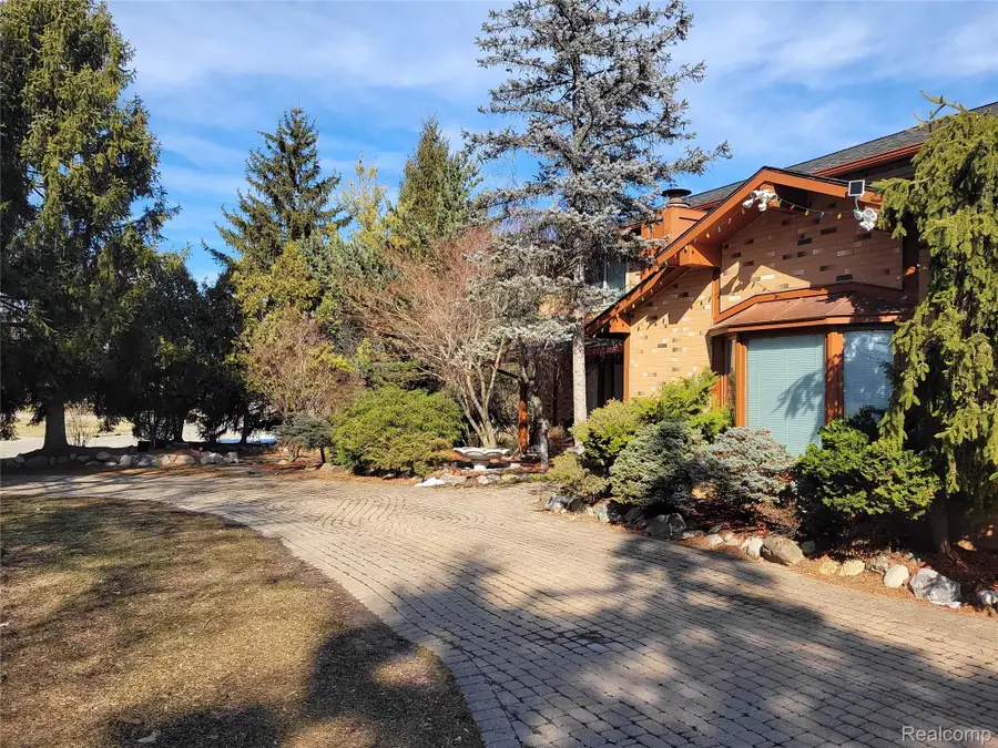 5549 Perrytown DR, West Bloomfield, MI 48322 - #3