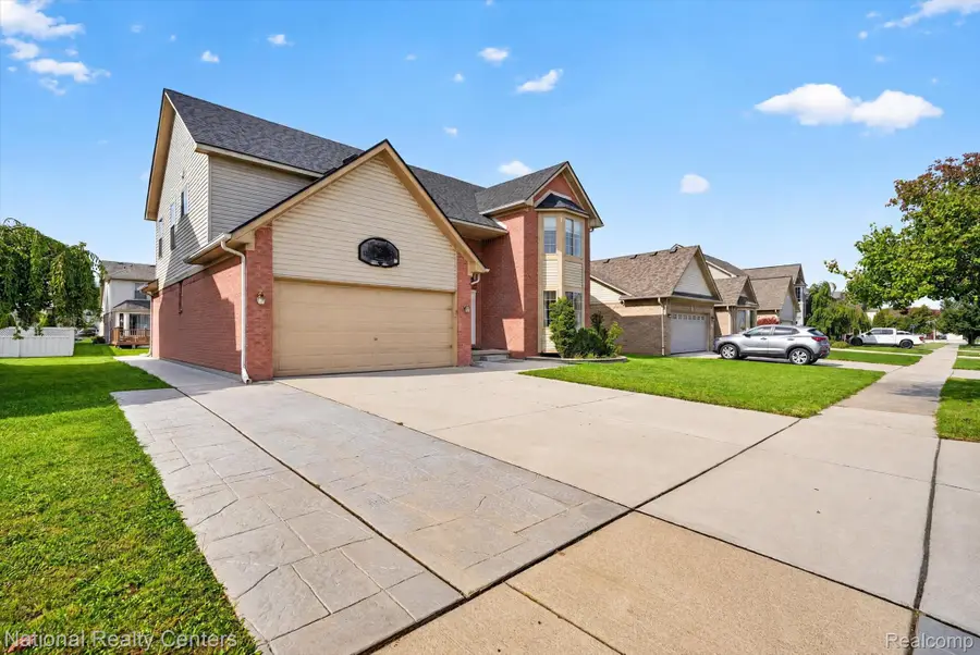 24292 Charles DR, Brownstown, MI 48183 - #2