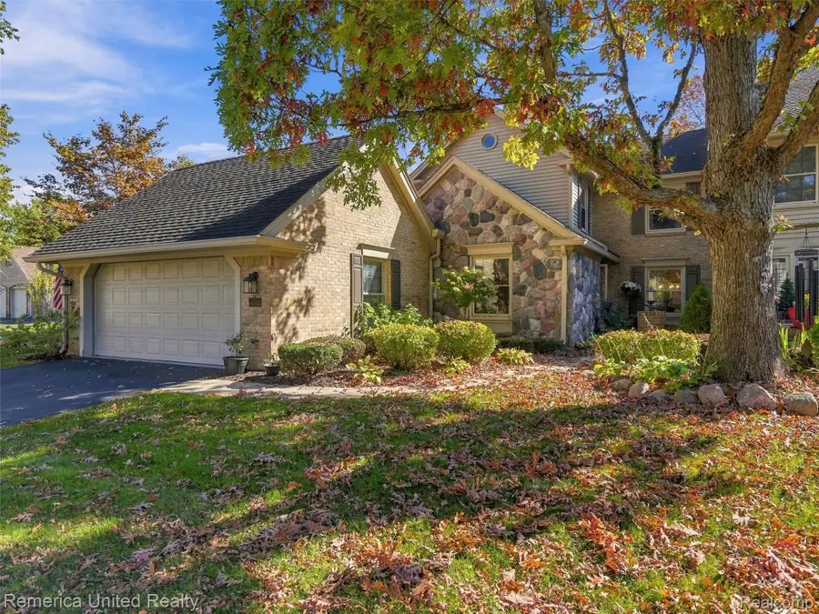 4742 Pine Eagles DR, Brighton, MI 48116 - #2