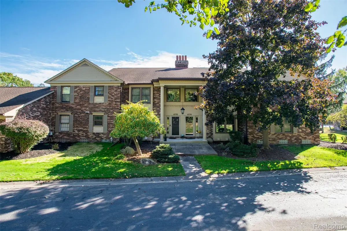4376 Knightsbridge LN, West Bloomfield, MI 48323 - #1