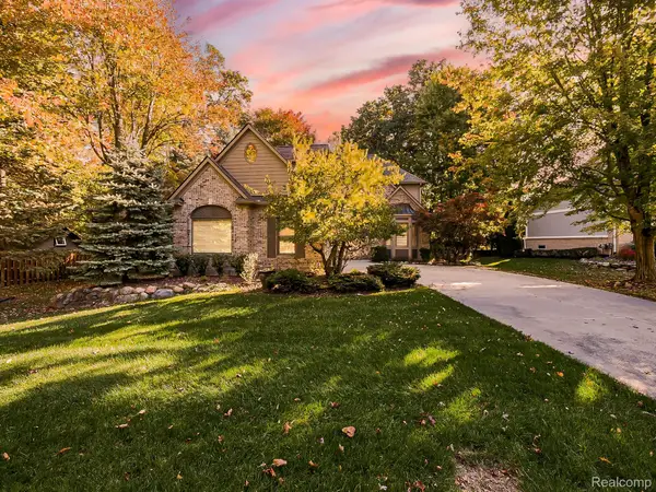 1440 Woodbridge LN, Wixom, MI 48393