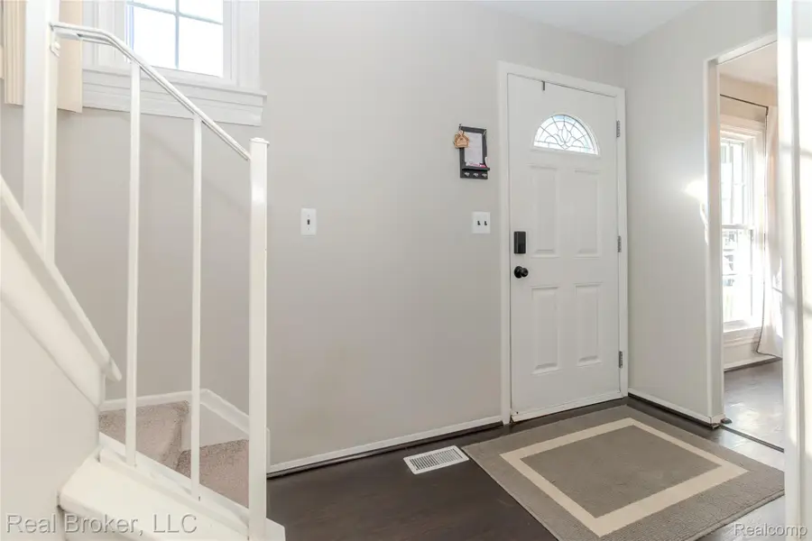 24671 Bashian DR, Novi, MI 48375 - #2
