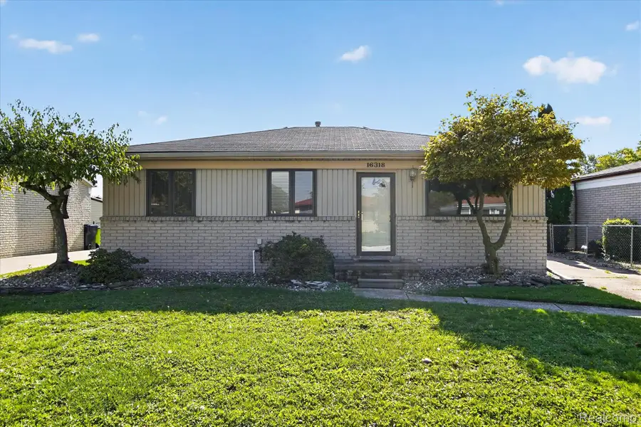 16318 Wellington AVE, Roseville, MI 48066 - #2