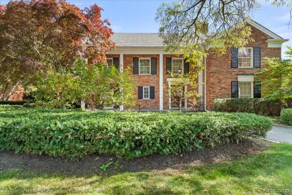 14 Stratford PL, GrossePointe, MI 48230