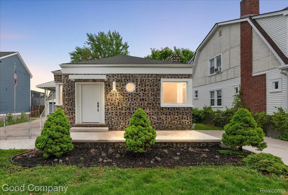 39 W Elza AVE, Hazel Park, MI 48030 - #1