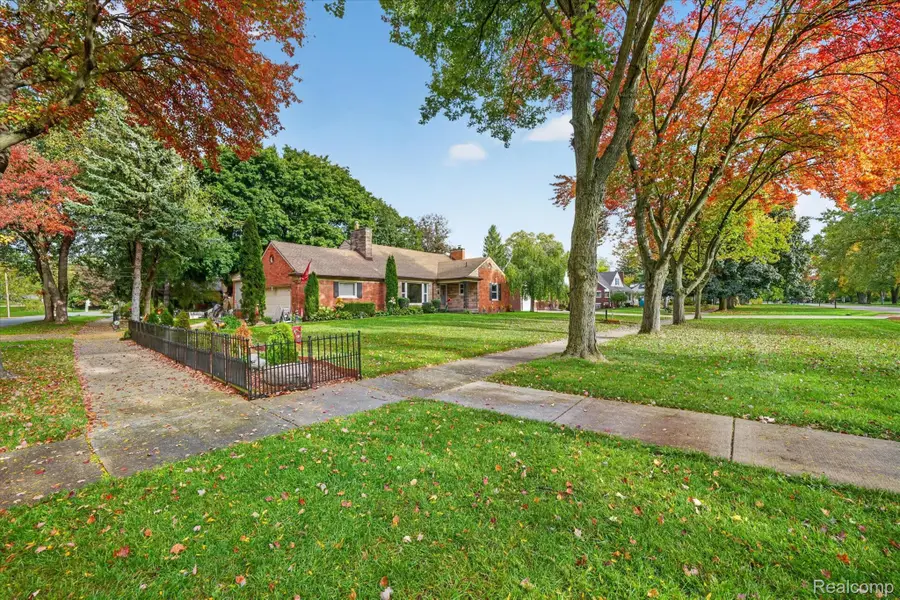 28456 Sunset BLVD W, Lathrup Village, MI 48076 - #3