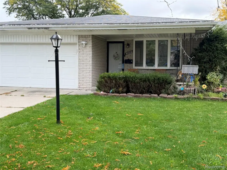 30322 Valenti DR, Warren, MI 48088 - #2