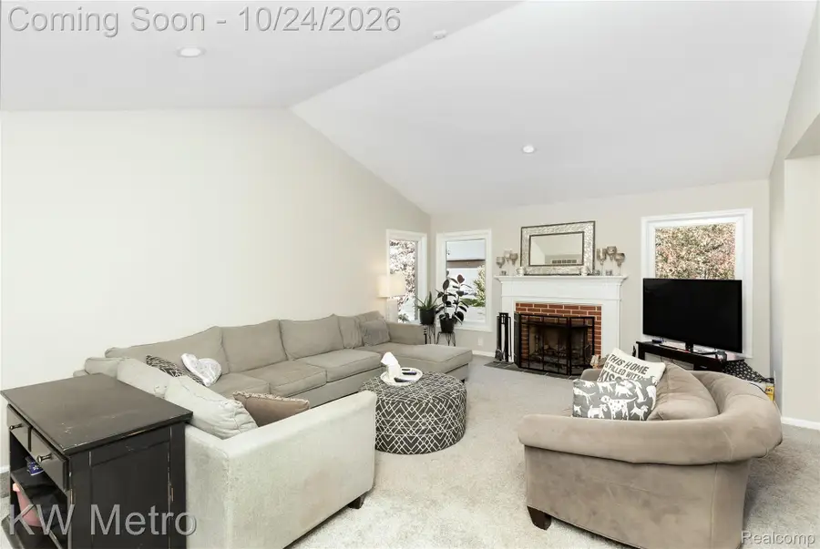 5964 Donaldson DR, Troy, MI 48085 - #3