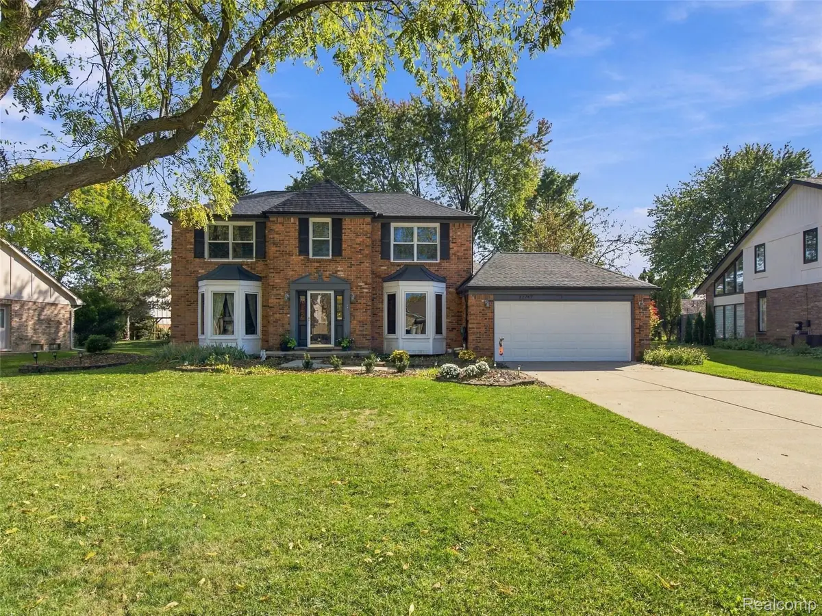 22747 Shadowglen DR, Farmington Hills, MI 48335 - #1