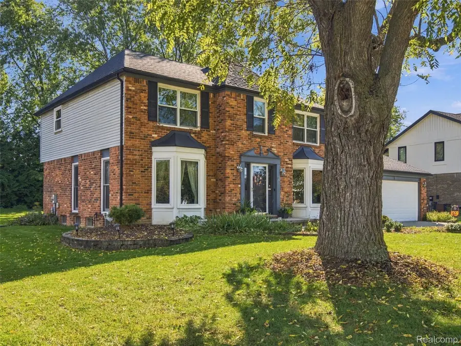22747 Shadowglen DR, Farmington Hills, MI 48335 - #3