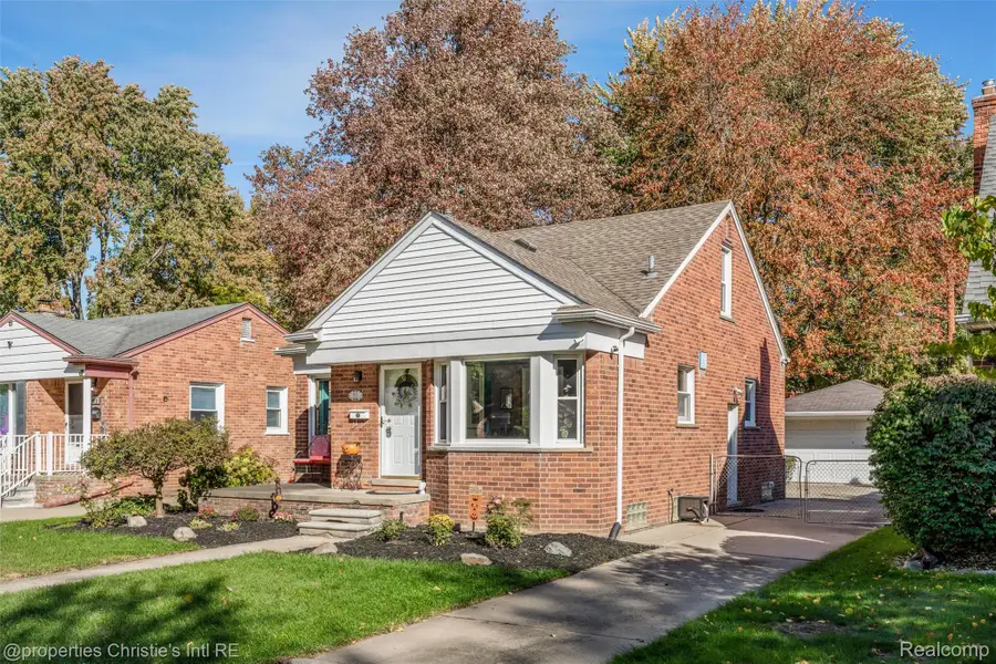 9602 Cavell ST, Livonia, MI 48150 - #2