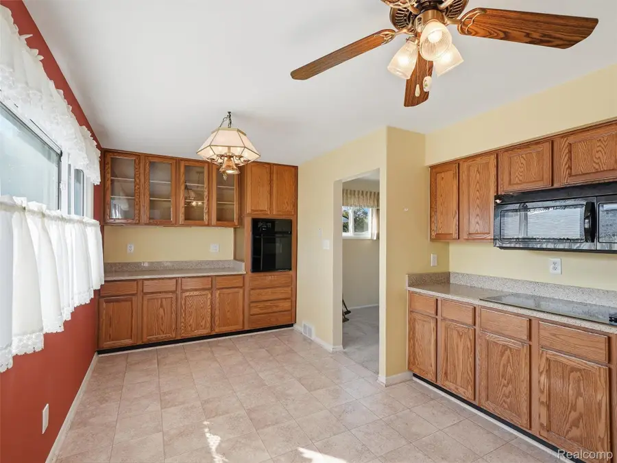 6754 Moccasin ST, Westland, MI 48185 - #2