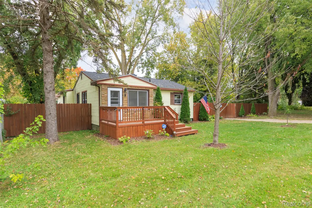 2327 Helen AVE, Grand Blanc, MI 48507 - #1