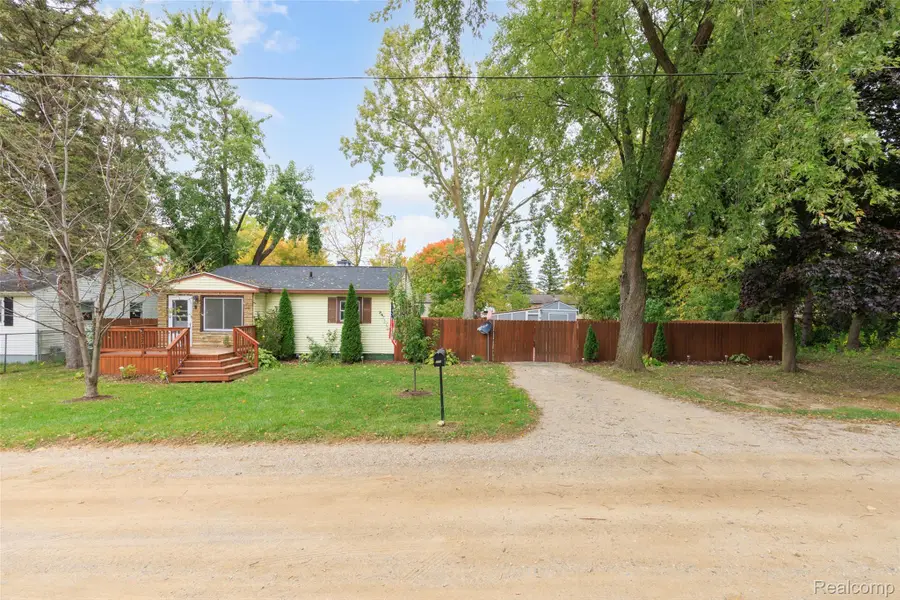 2327 Helen AVE, Grand Blanc, MI 48507 - #2