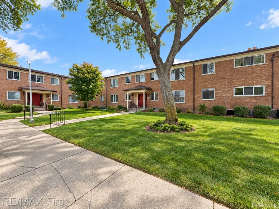 22850 E 9 Mile RD, Saint Clair Shores, MI 48080 - #3