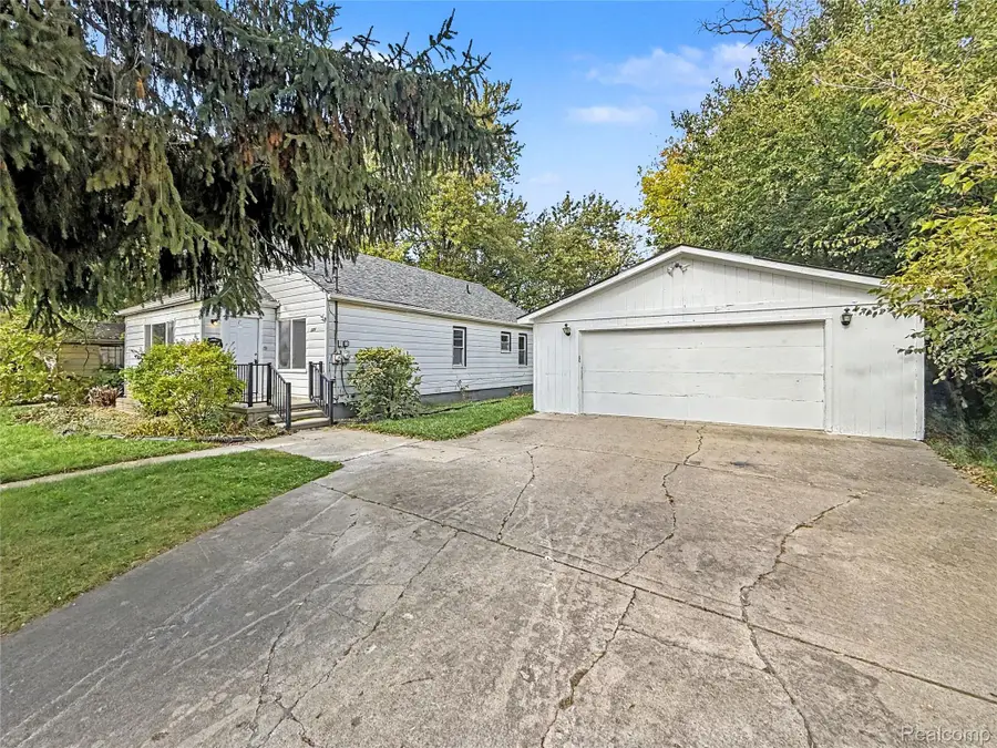 320 Rapid ST, Pontiac, MI 48341 - #3