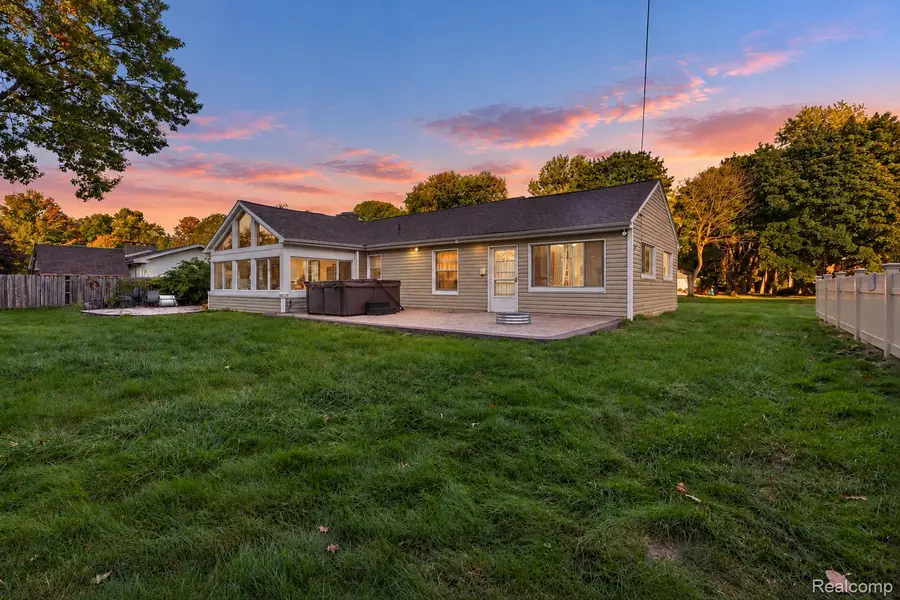 18111 Mayfield ST, Livonia, MI 48152 - #2