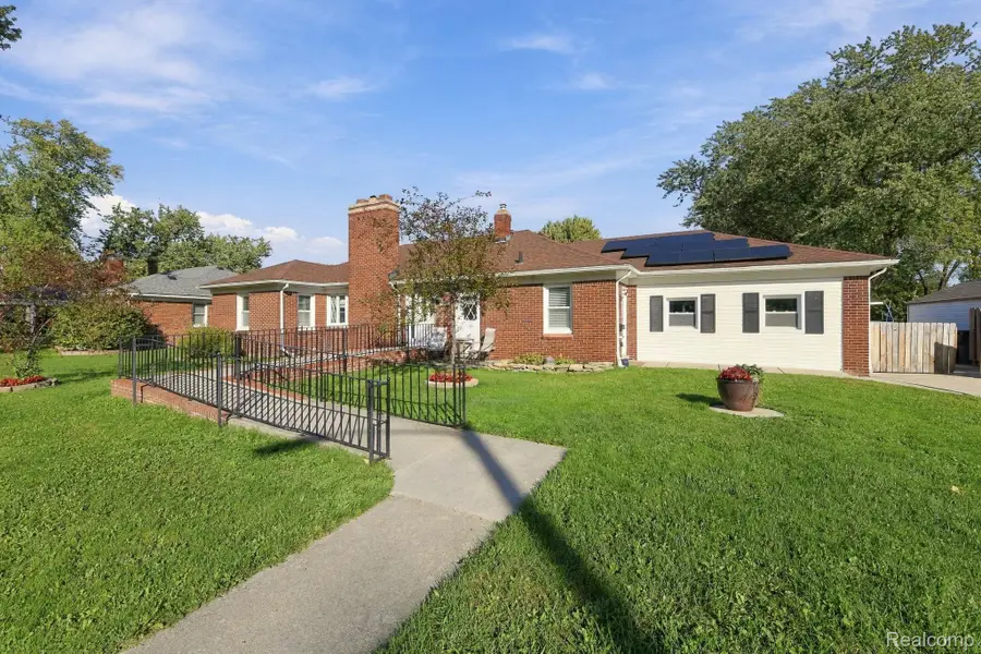 29800 Maison ST, Saint Clair Shores, MI 48082 - #3