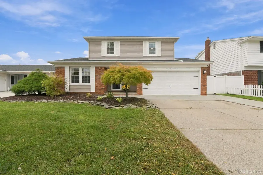 4945 Hillcrest RD, Trenton, MI 48183 - #2