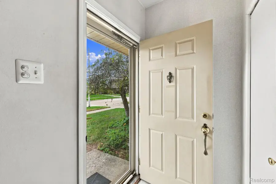 33956 Blackfoot ST, Westland, MI 48185 - #2
