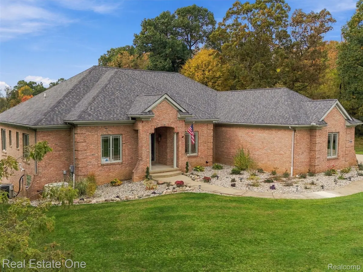 2840 Eric DR, White Lake, MI 48383 - #1