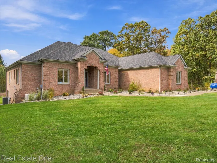 2840 Eric DR, White Lake, MI 48383 - #3