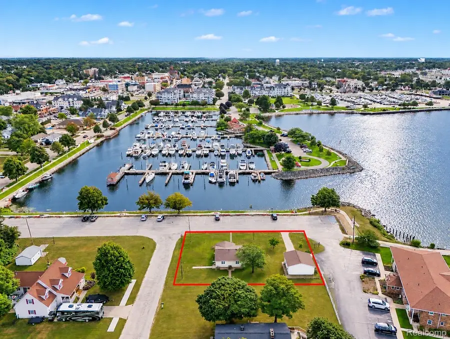 302 S Ferry ST, Ludington, MI 49431 - #2