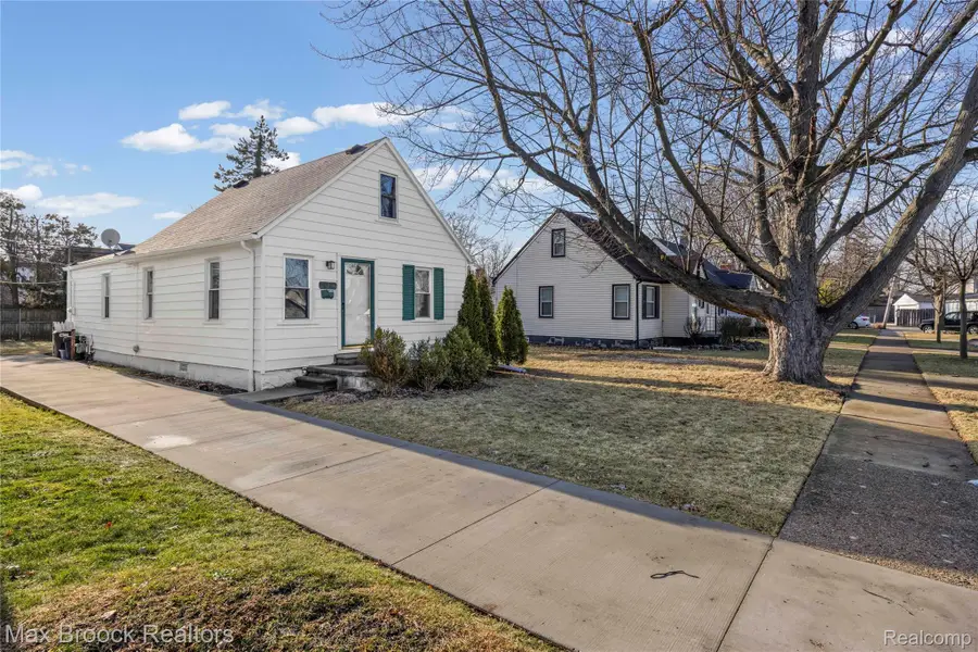 20240 Hollywood ST, Harper Woods, MI 48225 - #2